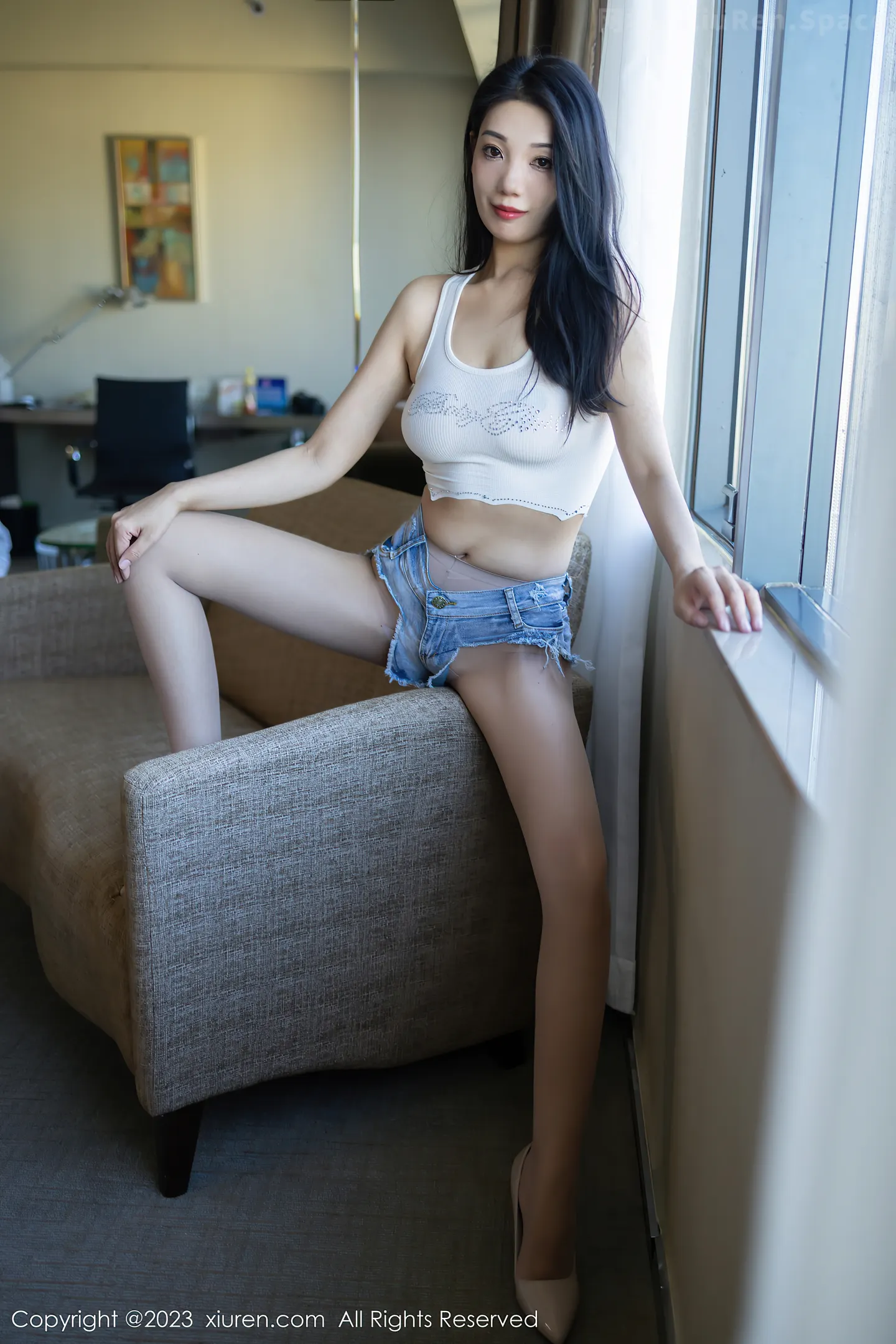 图片[2]-[XiuRen秀人网] 2023.03.14 VOL.6411 小泡芙winna 白色背心与牛仔热裤加灰丝美腿性感私房写真集-秀人网官方网站